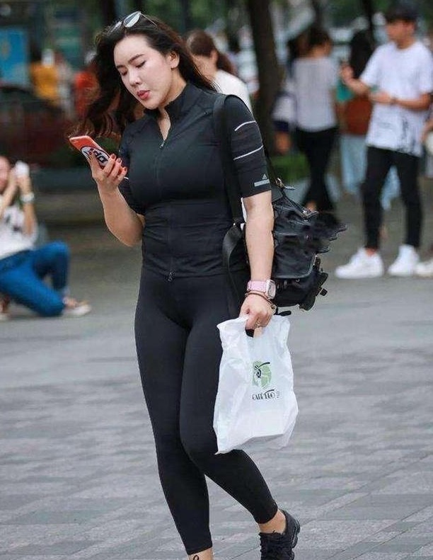 街拍性感优雅的紧身打底裤美女,展现完美的身材曲线!