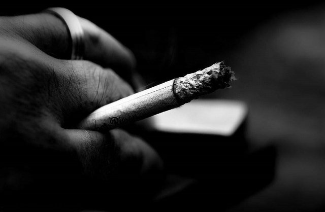 吸烟者没办法戒烟，常喝2水吃2草，排除烟毒，肺更健康