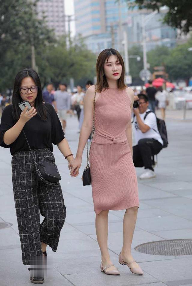 脚上搭配|现代女性喜欢轻熟风穿搭,美女造型比较简单,但却充满内涵