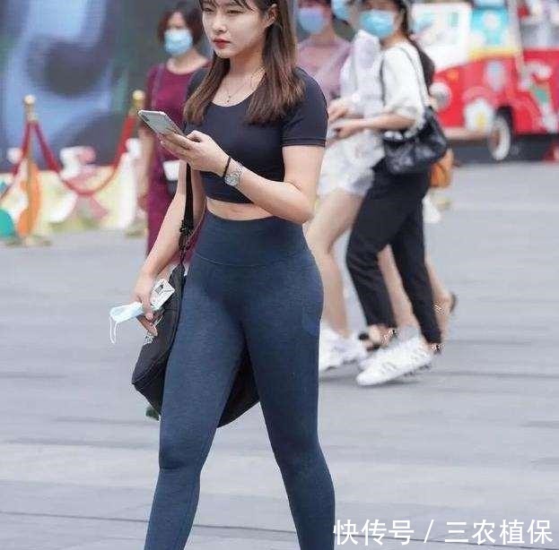 小仙女们 蜂腰时尚的打底裤美女,尤其是肩部线条流畅,简洁时尚!