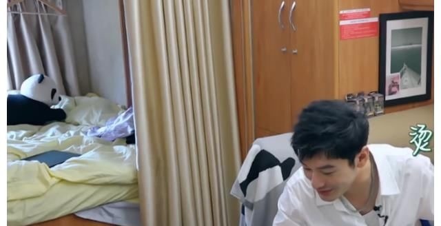 周也被烫出表情包,却给黄晓明烫水泡脚,怎么越来越像魏莱了?