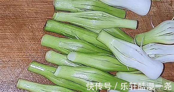 两端|入秋进补，肉别总炒着吃了，搭配这食材，上锅蒸熟浇上料，真鲜香