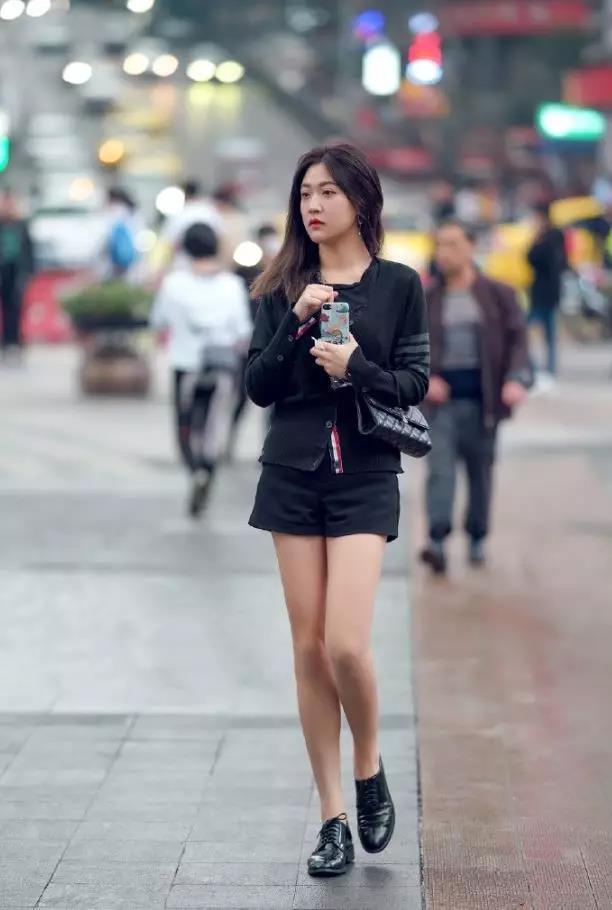 多姿|街拍:长相婀娜,身材俏丽多姿,时尚性感的小姐姐们!