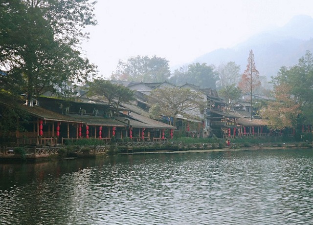 四川眉山有一处古镇，拥有着800年的历史，景色极富诗意