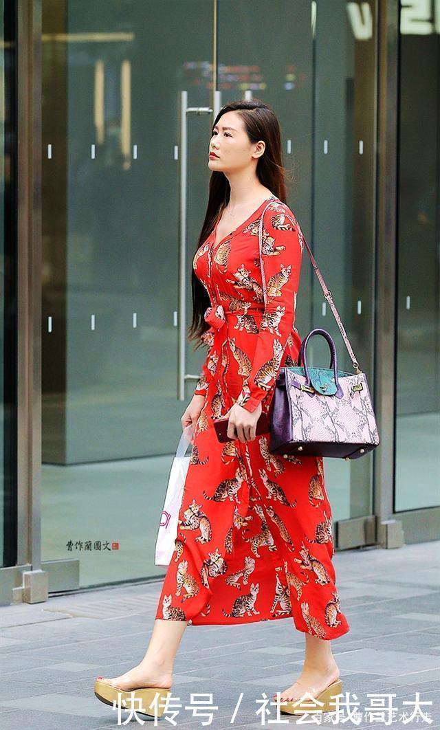 横带|时尚就是发现美，美女穿着浴室拖鞋逛街，眼睛里有独到的美