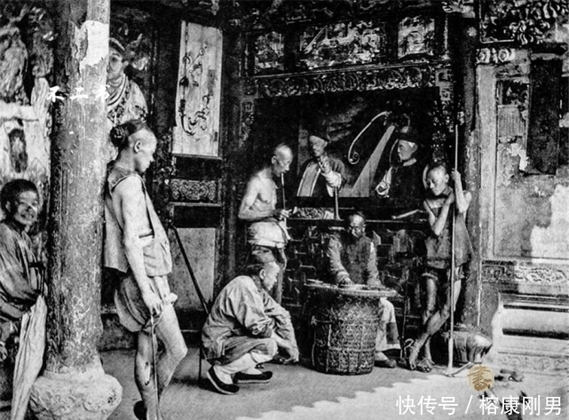 清军|清末老照片：镜头下真实的清军士兵、义和团拳民跪在地上接受审讯