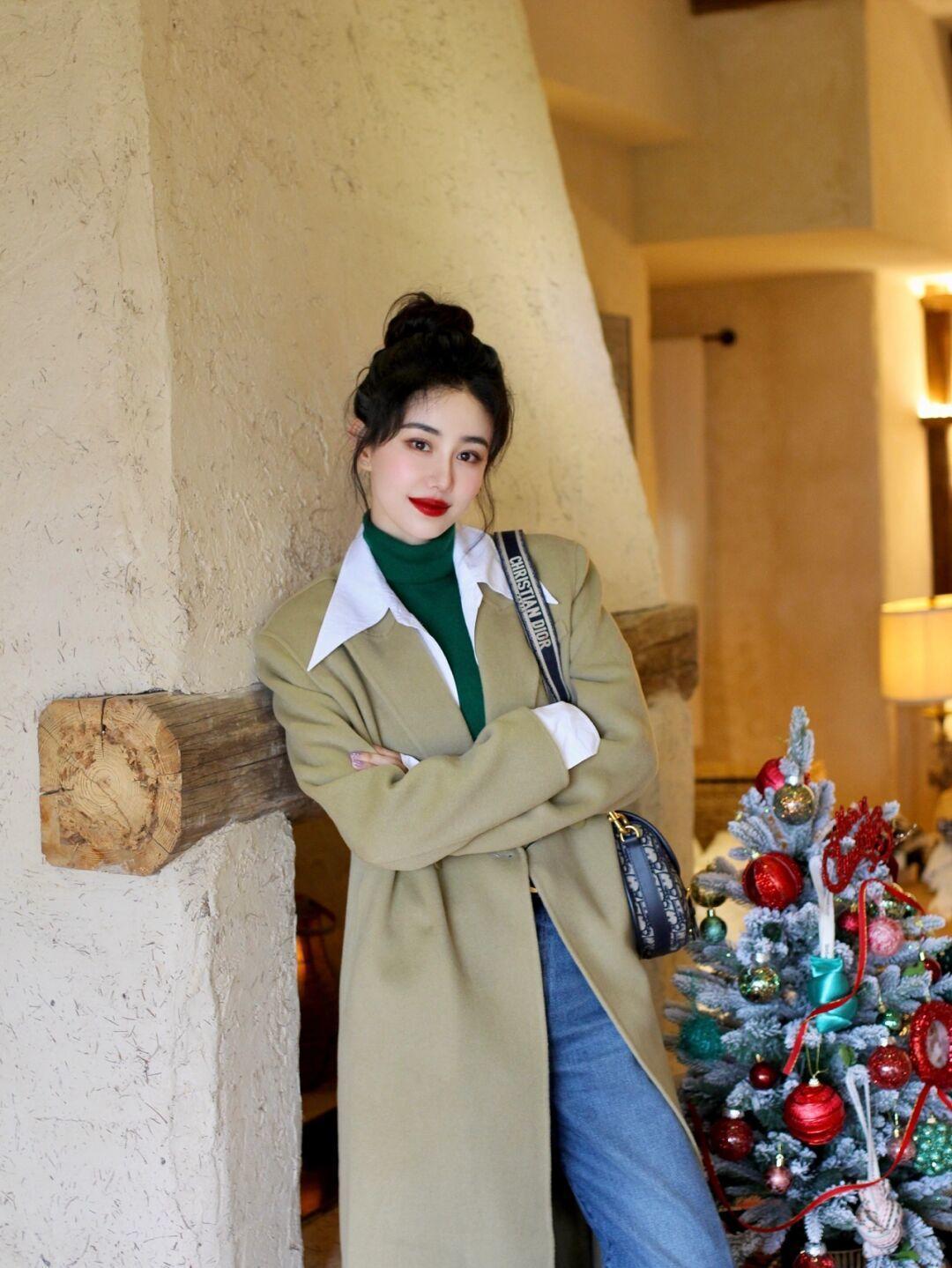 子女生 冬天毛衣怎样搭配出时尚感!紫色毛衣搭配皮裙,高级又不失个性!