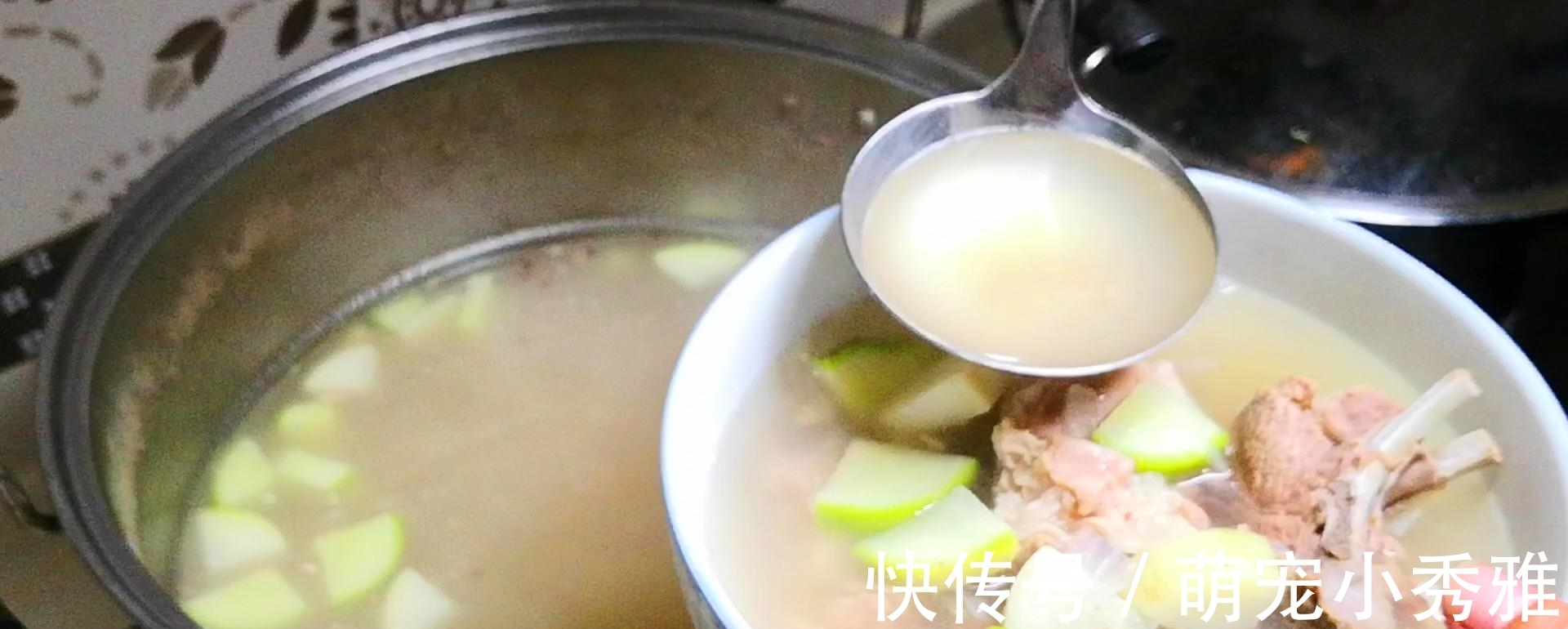 炖羊肉时，记住“一不要二不放”，羊肉不腥不膻也不柴，羊汤鲜美