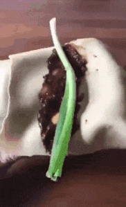 枸杞|神回复：搞不懂方便面蔬菜包里为什么会有枸杞，我都吃方便面了还要养生吗