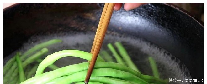 食用油|豆角切碎,加2个鸡蛋,筷子一搅,不用炒,出锅全家抢着吃!