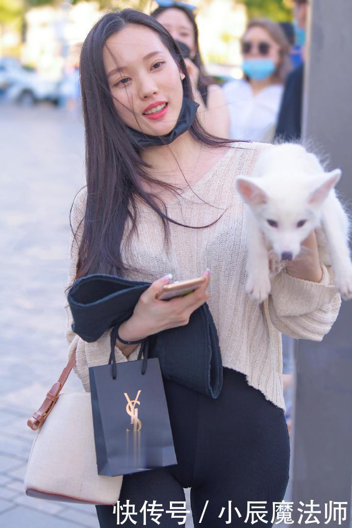 不失|美女穿搭:针织面料的上衣,搭配黑色的喇叭裤,简约且不失魅力