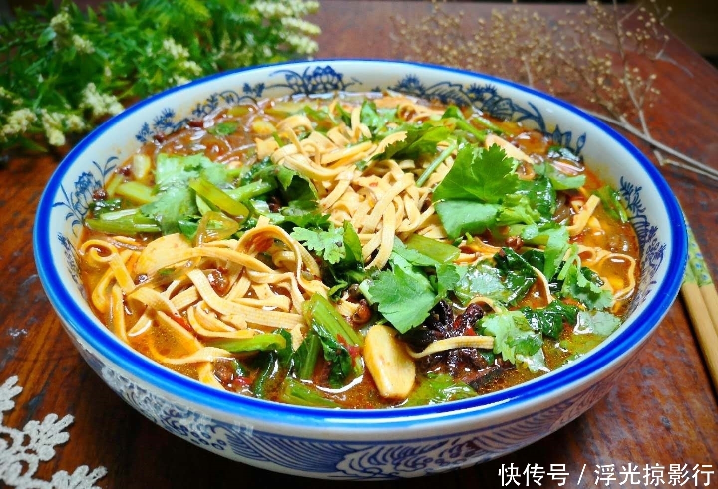  美味|3张豆腐皮1把粉条，简单做一锅，鲜香美味，连汤汁都不剩！