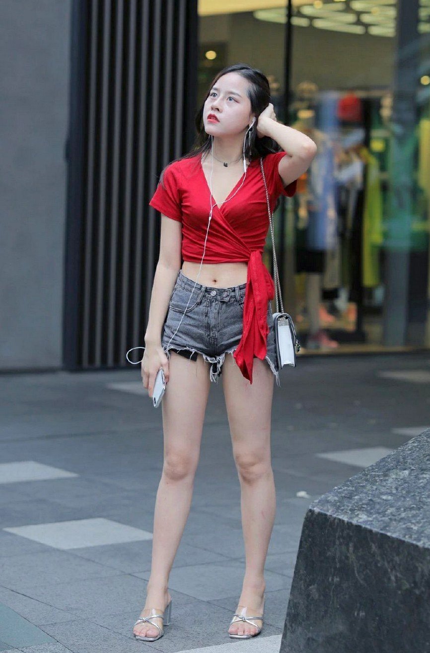 气质女生的造型真美，穿出长靴的时髦效果