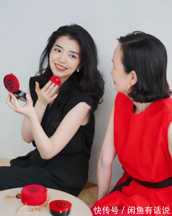 穿搭|三木妈妈罕见换发型,贴头皮短发配红裙真显年轻,不戴帽子也时髦