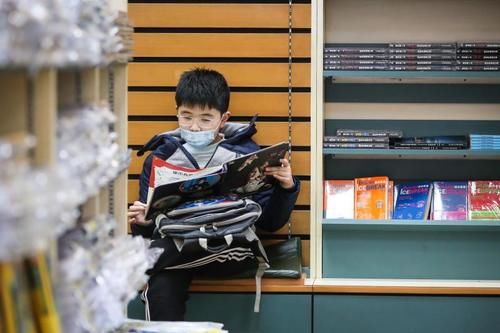 中年|这个春节假期，有些青年在上海书城席地而坐，在书香中度过……