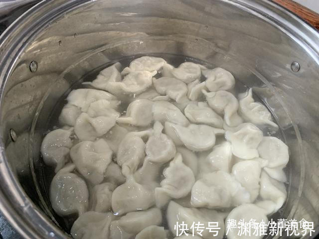 调韭菜馅时,掌握3个小窍门,韭菜翠绿不出水,太香了
