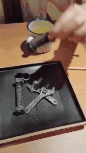 |搞笑GIF:走路不要玩手机 否则后果很严重