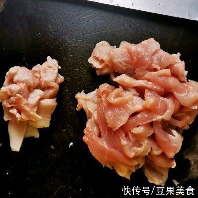 几分钟搞定滋味鲜美家常菜——鸡枞菌炒肉，一步就搞定