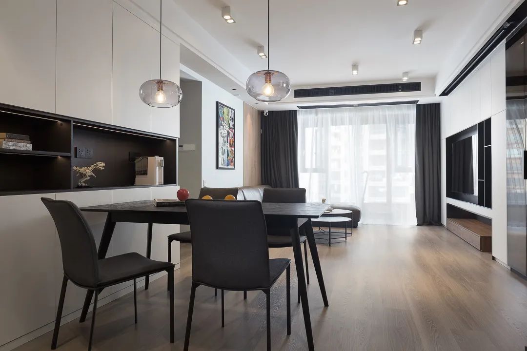 布置|125㎡现代黑白灰+木质感,简雅舒适无主灯,品质生活好自然