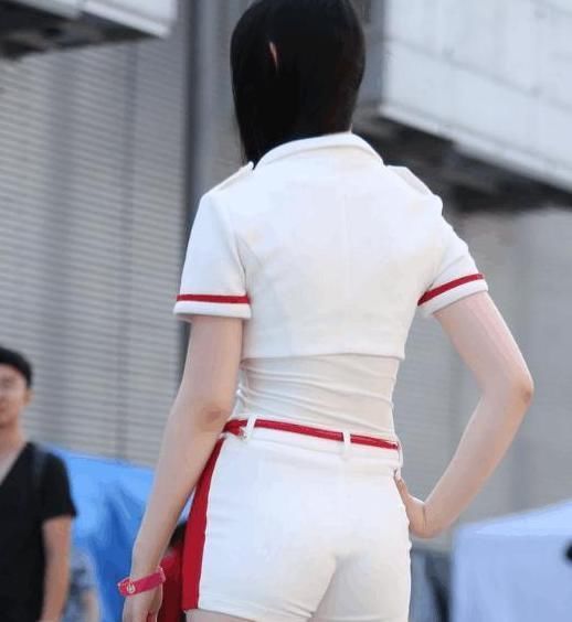 街拍小姐姐紧身短裤很薄,夏季搭配凉爽透气