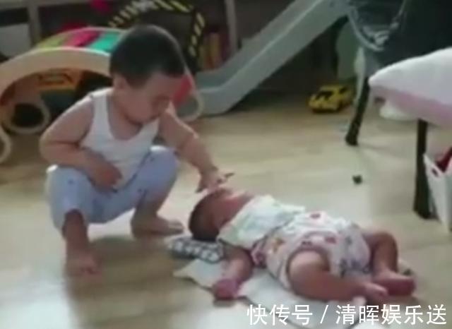 哥哥|2岁的哥哥看到妹妹后,偷偷摸了下就跑,这画面把妈妈的心萌化了
