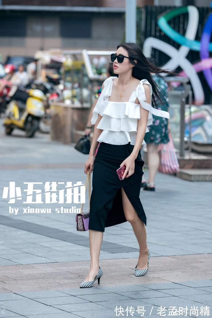 条纹|街拍,条纹衬衫搭配黑色百合裙,清新又时尚