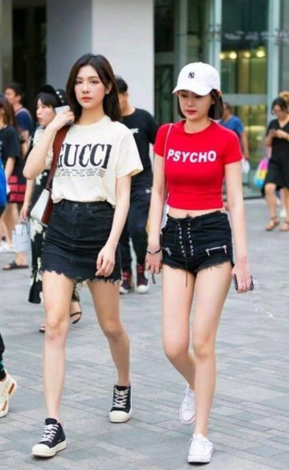 街拍身材苗条的小姐姐,一件白色短袖配牛仔裤,时尚好身材