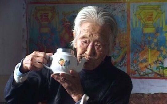 长寿老人|113岁老人烟酒不离手,他说长寿也不难,日常别碰一件事即可