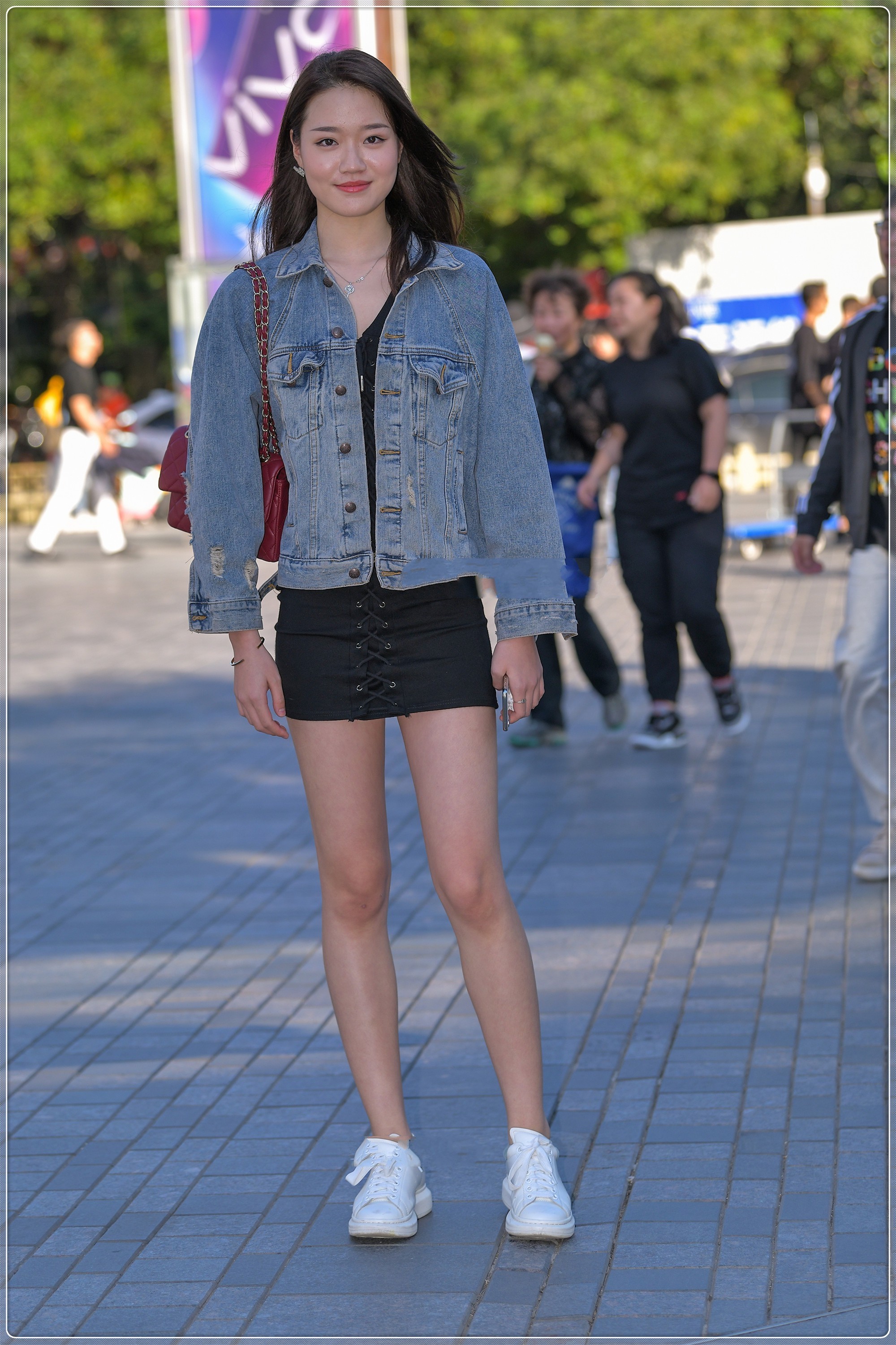 宽松牛仔外套搭配黑色连衣裙,干净素雅,满满少女感