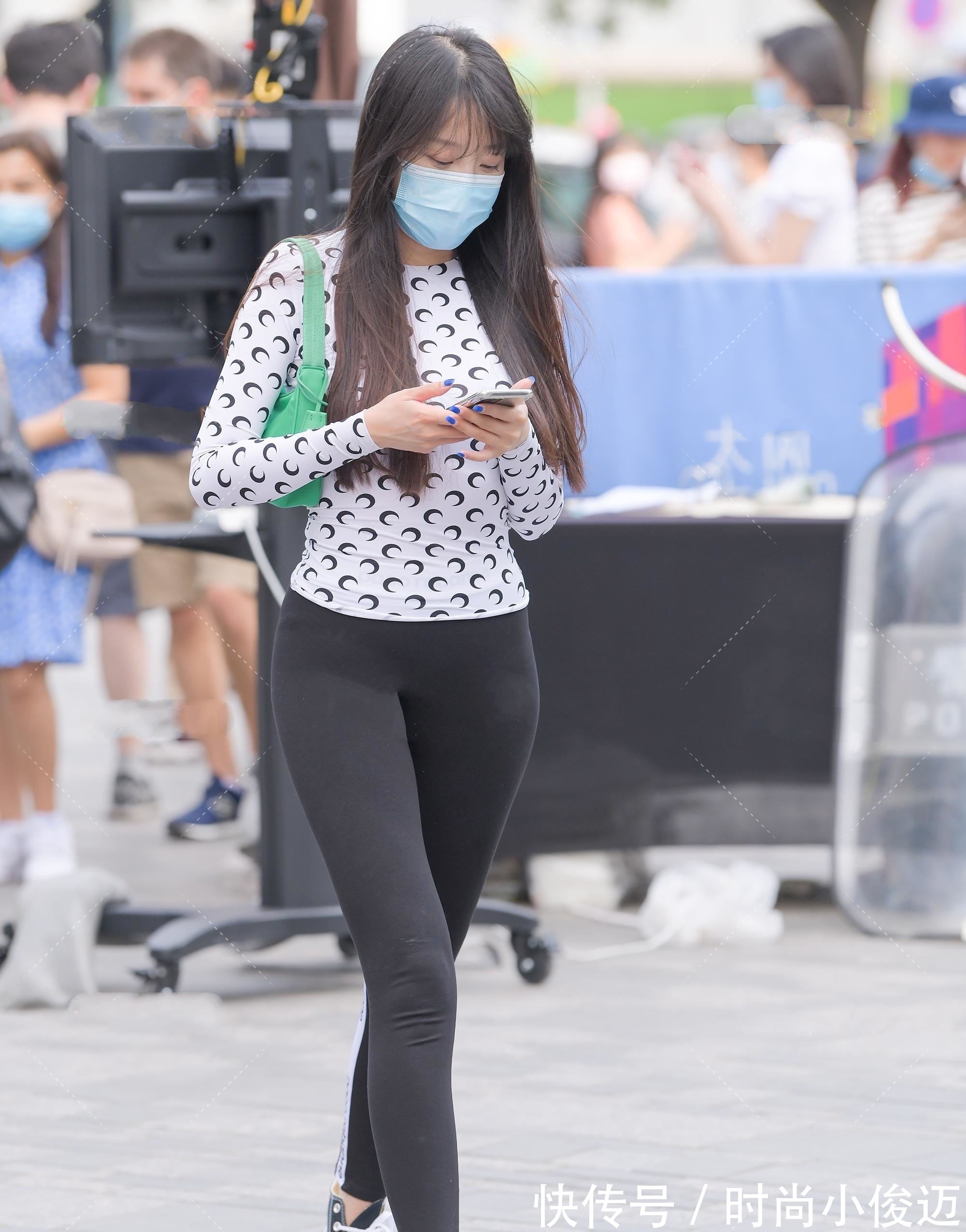 小挎包 一繁一简黑白紧身装,搭配绿色小挎包,精致活泼又亮眼