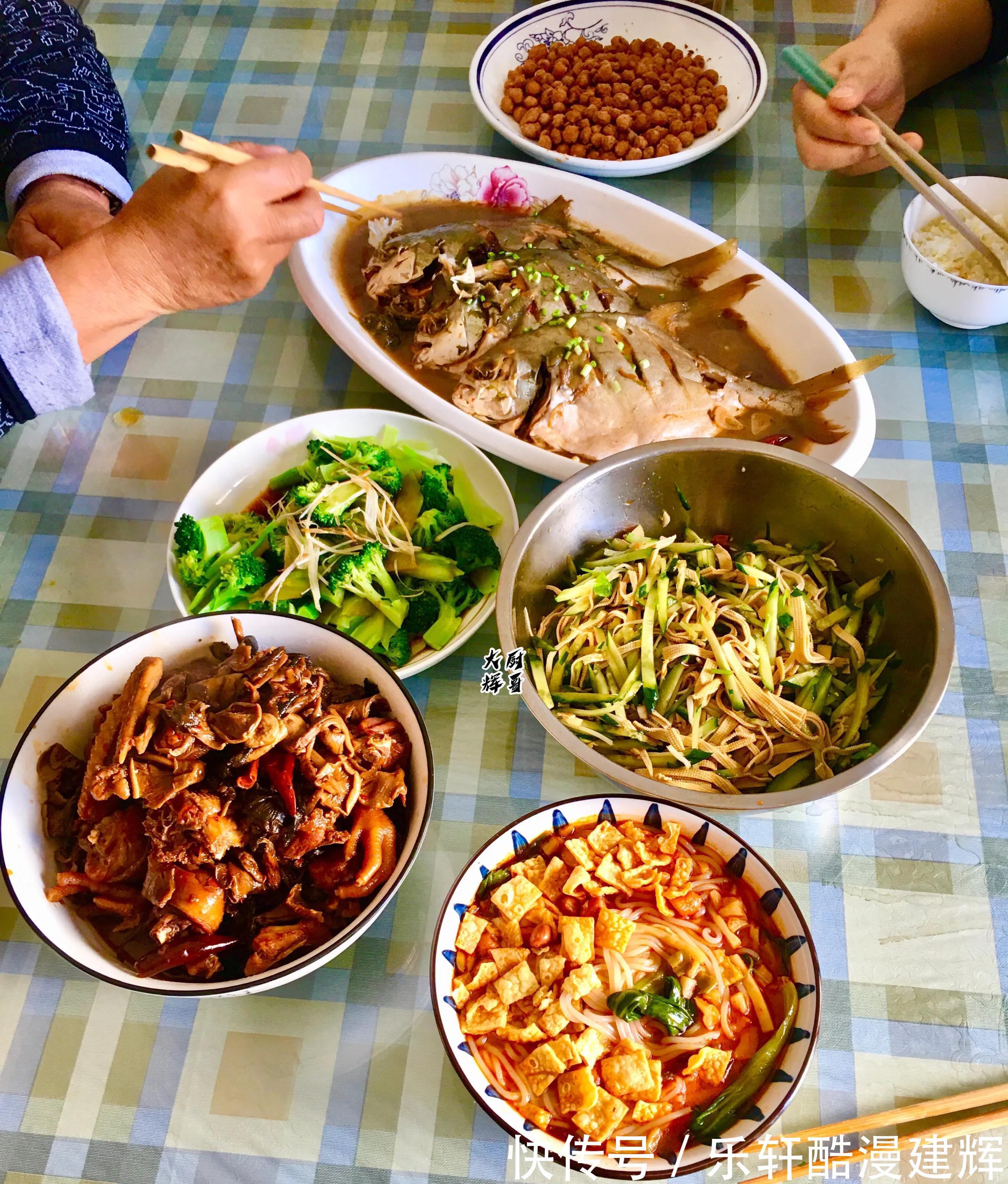 我过生日时吃的一桌饭菜，被弟弟嘲笑，说这都是个啥玩意儿