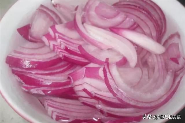 凉拌洋葱木耳|做凉拌洋葱，拌料前“多做一步”，洋葱清甜脆爽，好吃不呛人