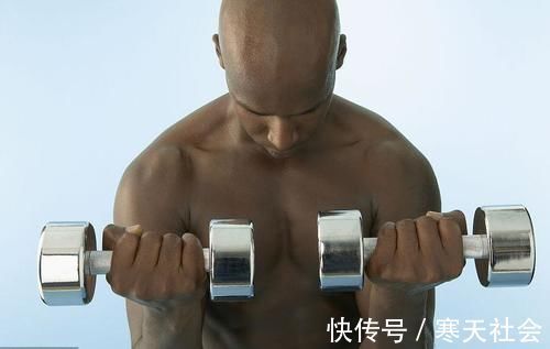 力量训练|明明是练哑铃弯举，为什么二头无泵感，肩部却酸得要命？