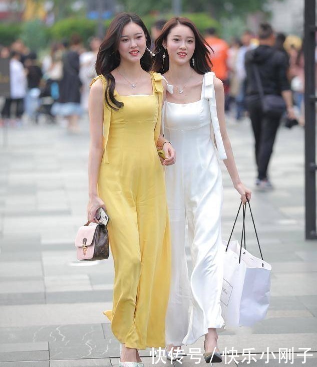 御姐范|御姐范十足的双胞胎,时尚穿搭吊带连体裤,尽显高挑女神范