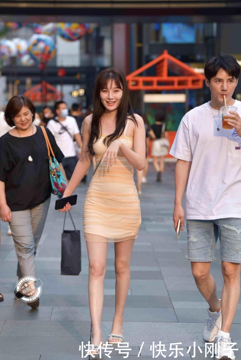 丰润|丰润紧致的连衣裙美女,搭配好上装和鞋子,好有创意