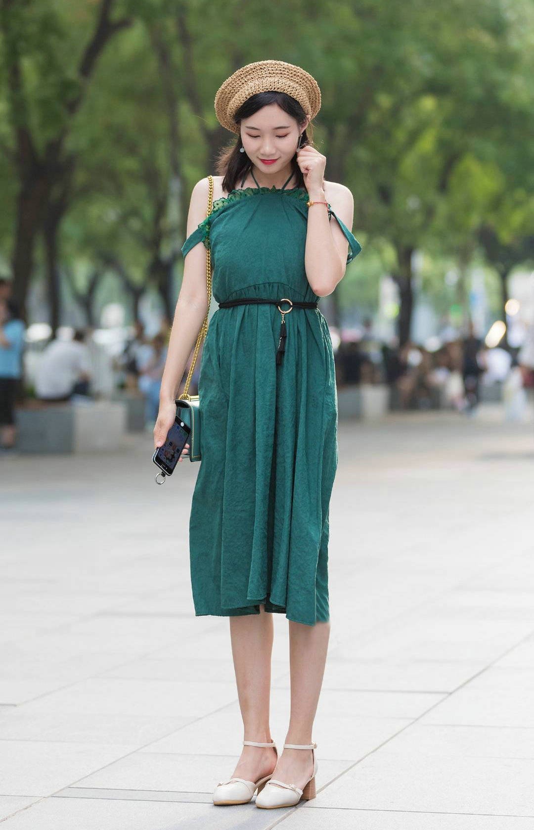 邓文迪真会穿，一袭绿色斜肩连衣裙华丽高级，一般人穿不出这效果