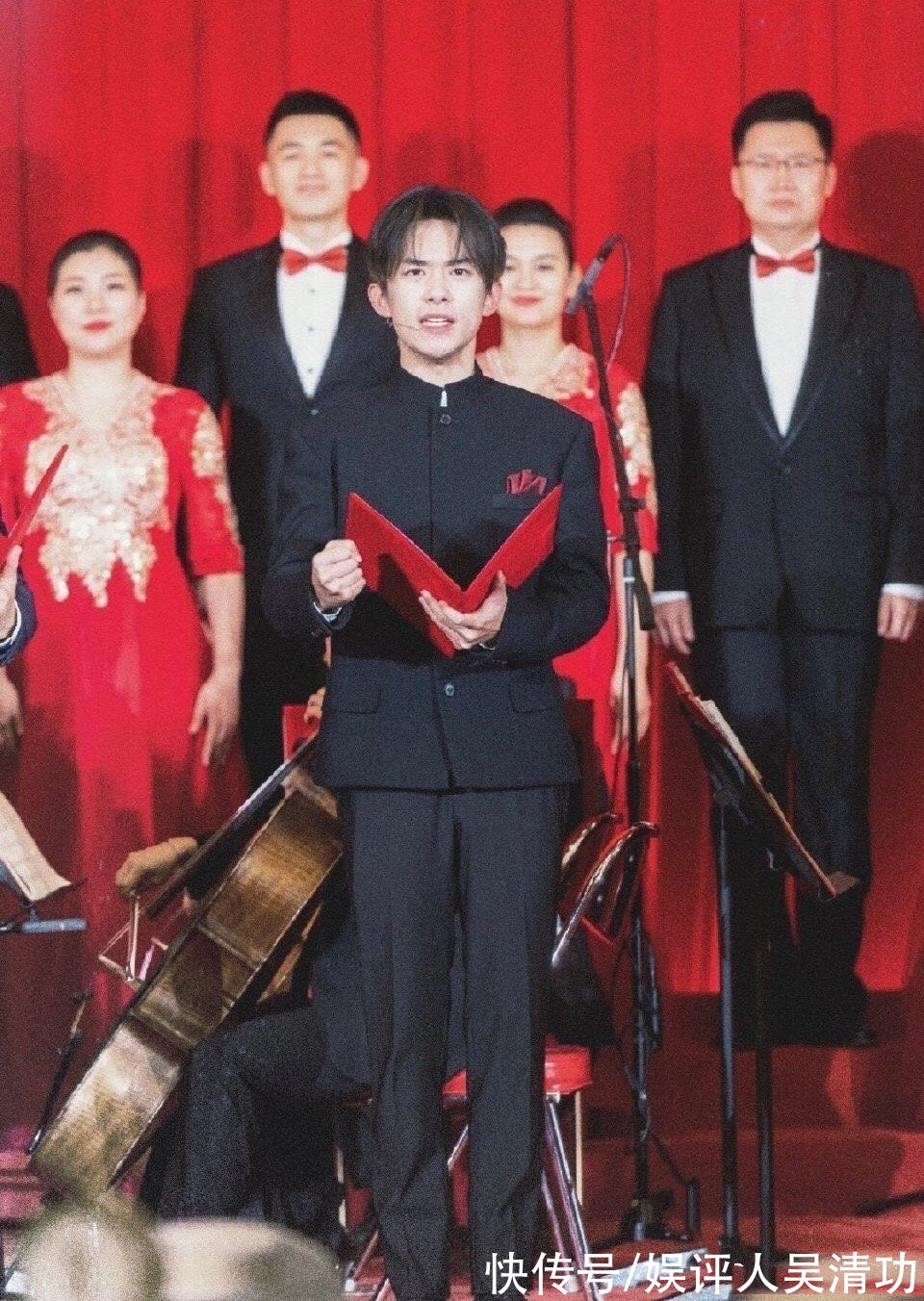 易烊千玺缺席跨年晚会的秘密揭晓:和刘德华一起上《新闻联播》