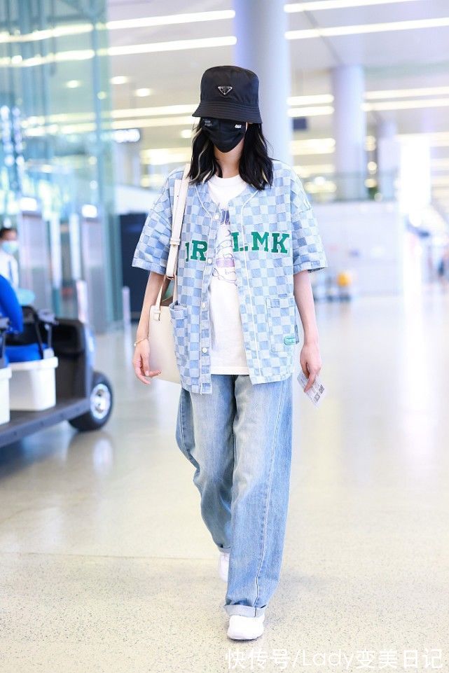 浅蓝色|休闲时髦类单品就选择牛仔外套，款式经典且有魅力，搭配不重样