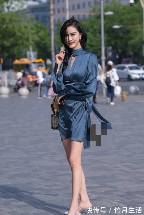 精致 美艳精致的美女,蓝色真丝连衣裙,凸显高贵气质