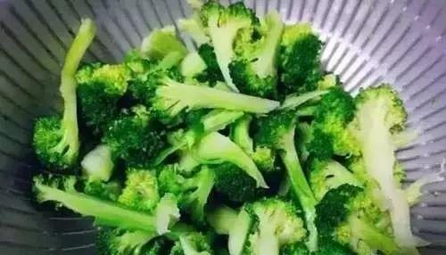 所有蔬菜都要焯水吗菠菜、扁豆、西兰花各不同，吃错了浪费营养