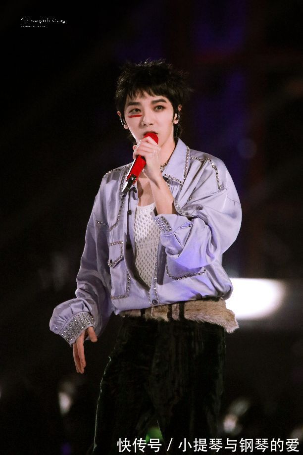 非常道|华晨宇照片中的工作服是华语乐坛领军人也是为舞台服务的工作者