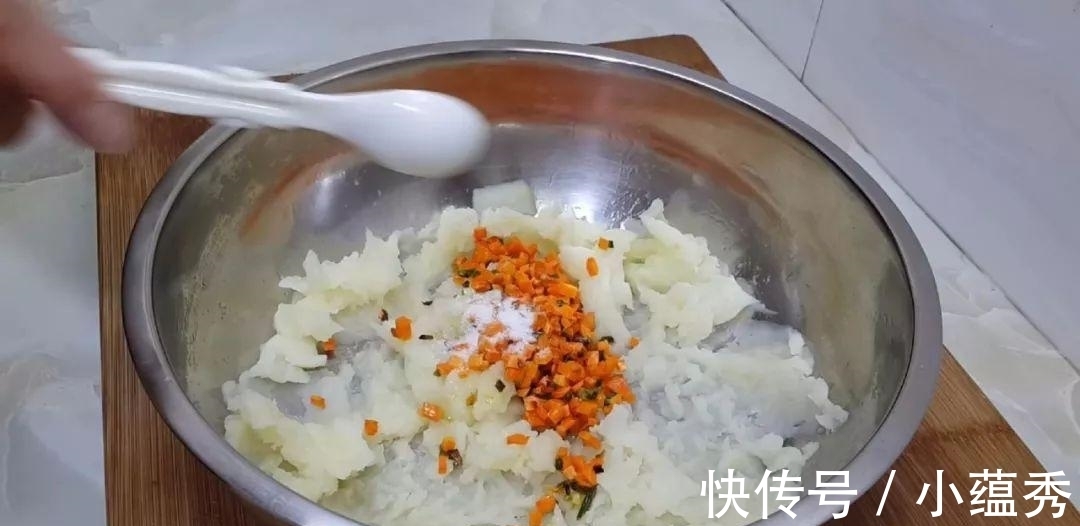 做法|土豆全新做法, 筷子一搅, 做出最好吃的土豆饼, 让你看着就超香吃