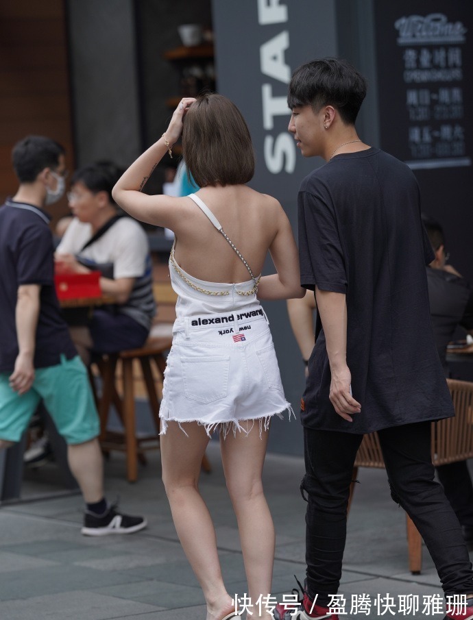 朋克 微胖女孩的秋日穿搭,“挂脖”搭配短裤,轻松穿出高级感!