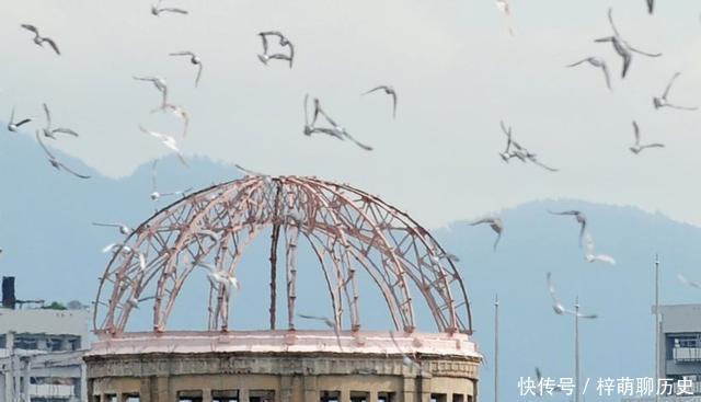 奥本海默|二战美国投下原子弹后，盟国士兵在欢呼，而一位科学家却哭了