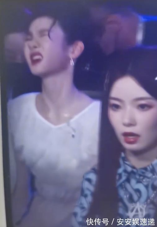 张艺凡总决赛被扛下舞台,受伤严重导致团舞取消,陈卓璇蹲地安慰