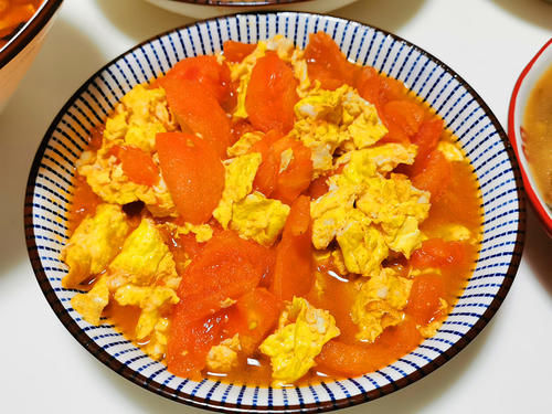 女儿闺蜜来家吃饭，爸妈动手做了4道家常菜，2个孩子夸赞太香了