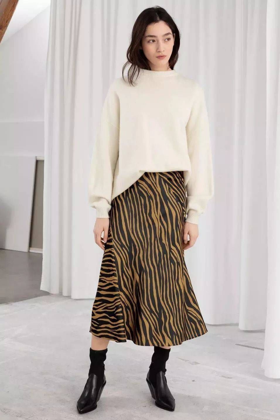 冬季毛衣都流行这么穿，将衣摆一边塞进裤子里，个性时髦还显高