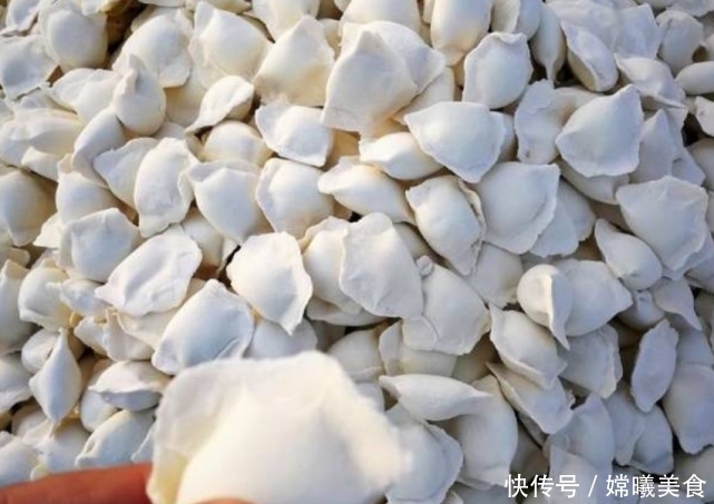 零下三十度的东北集市你有见过吗?豆腐冻成冰块,饺子满地都是