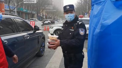 公交司机|警察节遇上腊八节，河南郑州公交司机早起熬腊八粥送民警