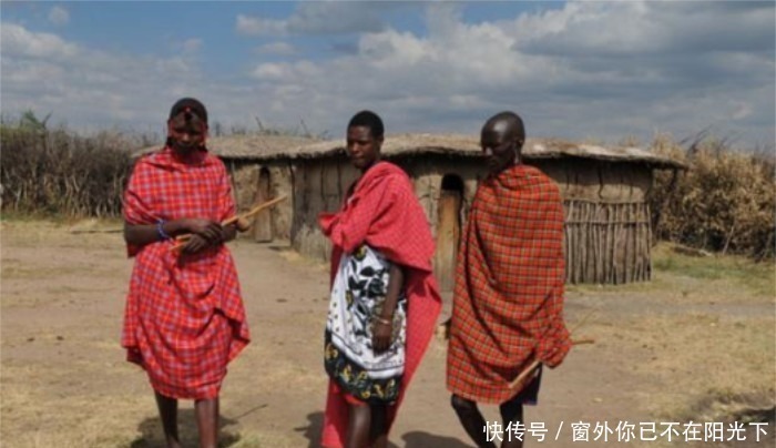 腹肌|非洲部落全是型男8块腹肌手撕牛肉，女子生孩子像母鸡下蛋